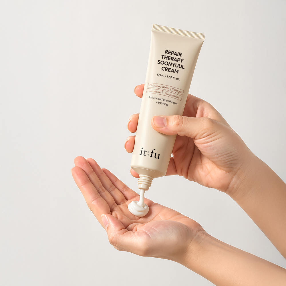 순율 크림을 손등에 짜는 모습