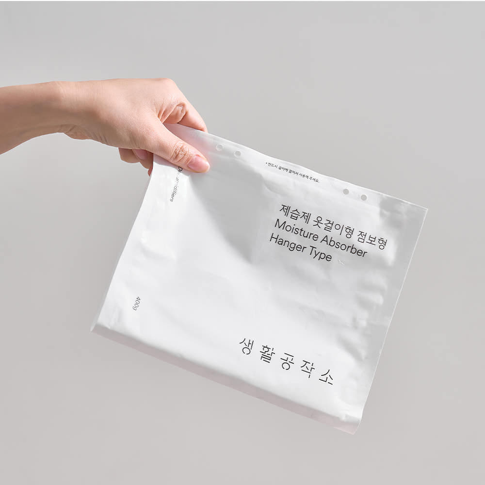 한 손으로 든 점보형 제습제 파우치
