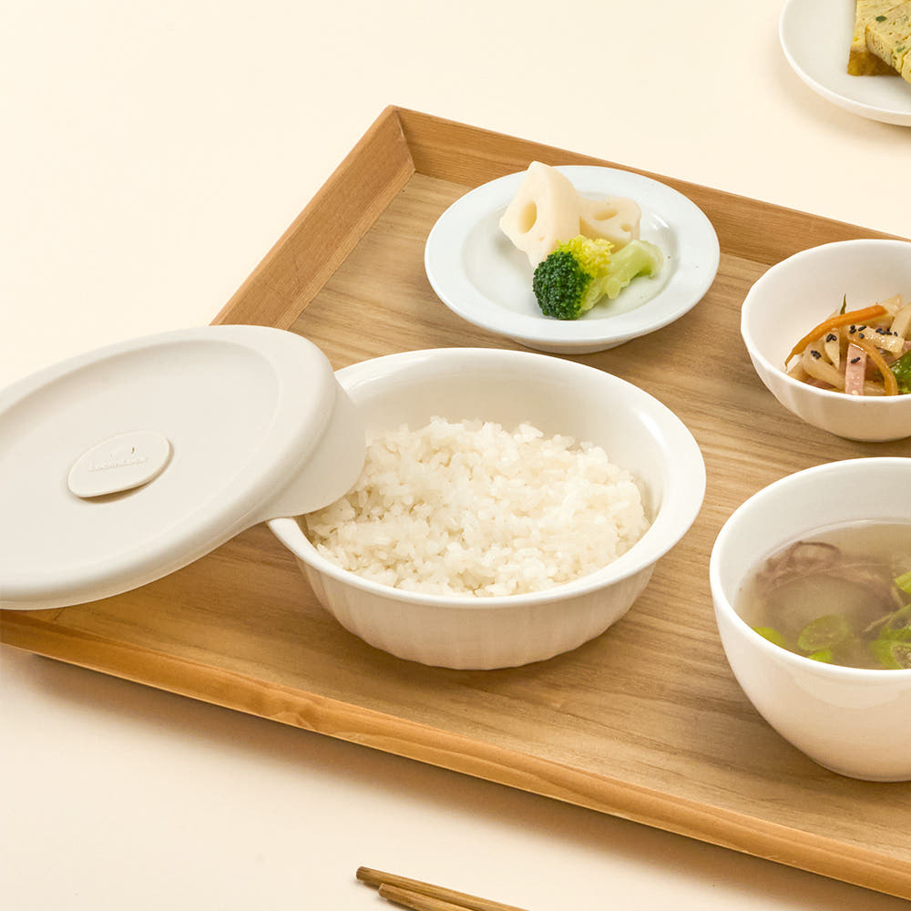 밥과 반찬이 차려진 상 위의 도자기 밥용기