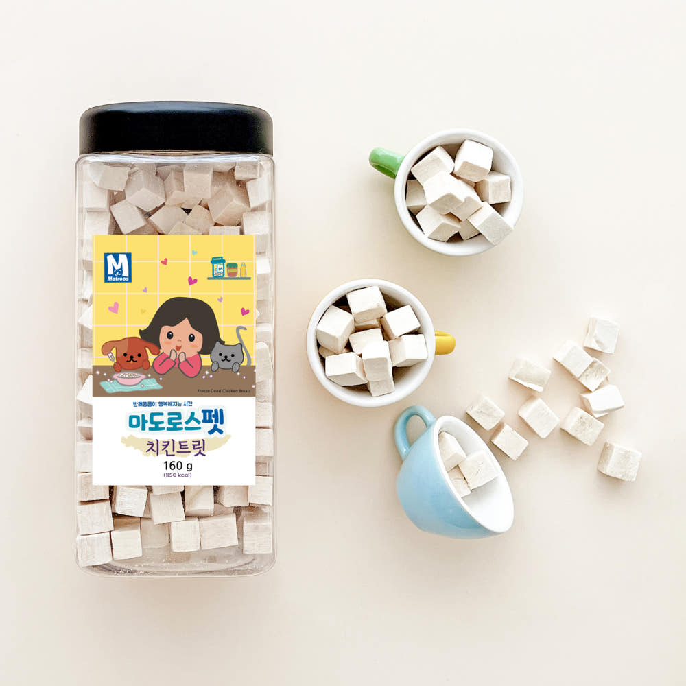 큐브 모양 치킨트릿을 컵에 담은 모습