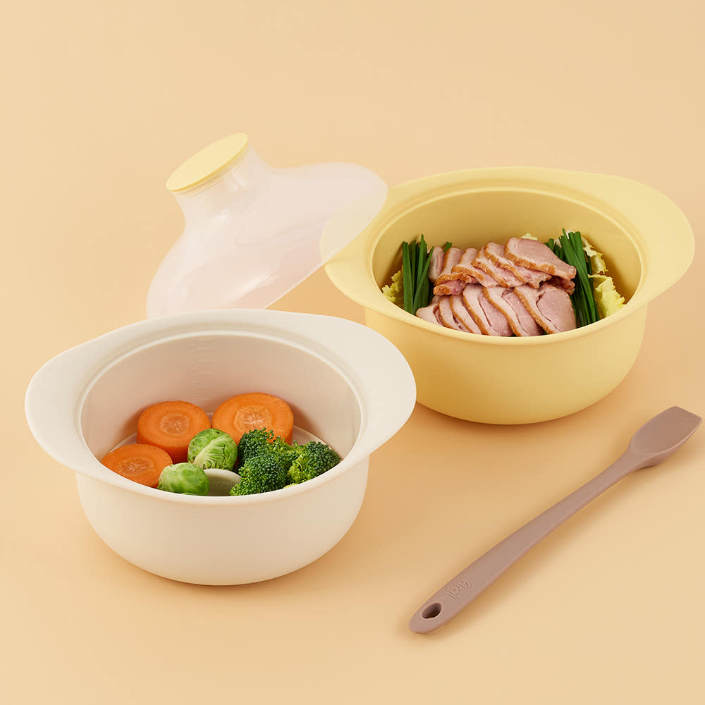 채소와 고기를 담은 찜기 두 개