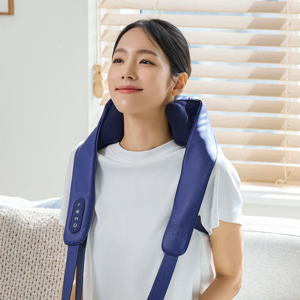풀리오 V3를 목에 두르고 미소 짓는 모습