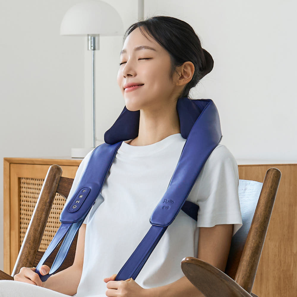 의자에 앉아 풀리오 V3를 쓰는 모습