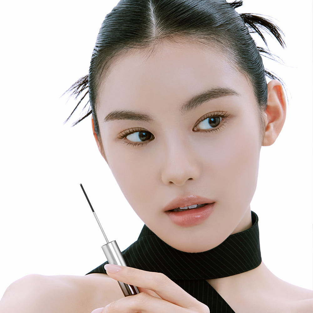 메탈 마스카라를 든 모델