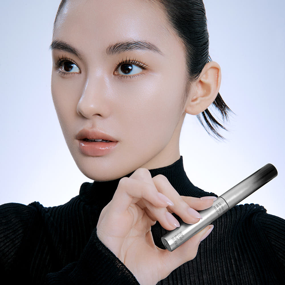 메탈 마스카라를 손에 든 모델