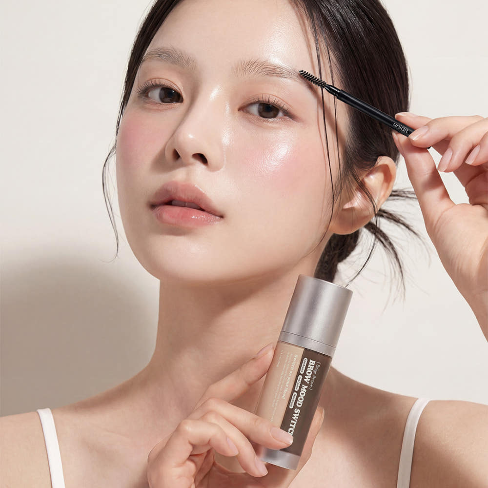 유니딧 브로우 무드 스위치를 들고 눈썹을 빗는 모델